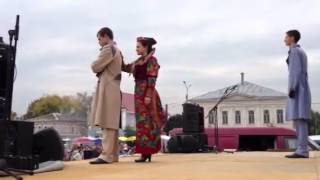 Исторические костюмы из платков. Модный показ