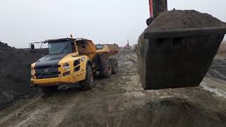 ЭКСКАВАТОР ГРУЗИТ  САМОСВАЛ VOLVO A 35 F. Exkovator Hitachi loading sand