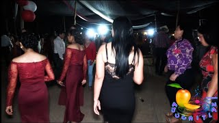 Guapas mujeres en el rancho bailando , Cumbia !