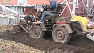 Трактор самодельный с прицепом и отвалом.