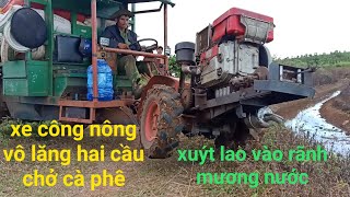 Xe công nông vô lăng hai cầu chở cà phê từ ruộng lên bờ , suýt lao vào rãnh mương nước,