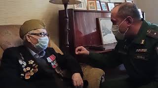 Связисты 2-й армии ЦВО поздравили ветерана, чье имя высечено на фронтоне Рейхстага