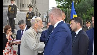 До нього підійшов дідусь! Зеленський приголомшив делегацію своїм вчинком. Важко стримати емоції