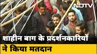 Delhi Election वोटिंग के दिन भी चलता रहा Shaheen Bagh का आंदोलन