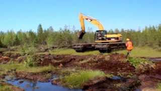 Экскаватор-амфибия Амфимастер достает трубу из болота_Нижневартовск 2013г