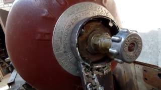 Мое самодельное приспособление для откручивания кранов с БОЛЬШИХ газовых баллонов на даче.