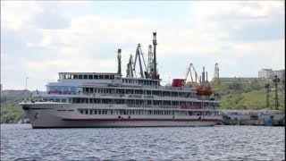 Теплоход Александр Суворов в Ульяновском речном порту 6 07 2018г