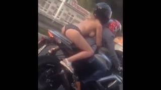 Обнаженная девушка катается в Калуге