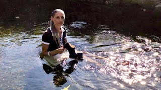 Lara von Orten Schuhtest Liquid Walking Part II Mit High Heels spazieren im Wasser Walking in River
