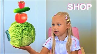 Алиса играет в магазин продуктов и игрушек для детей
