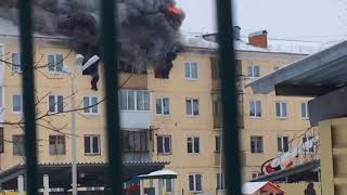 Страшный пожар в Каменске-Уральском, человек вылез из окна