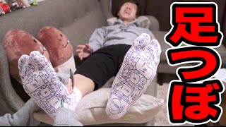 足つぼマッサージの激痛に耐える男