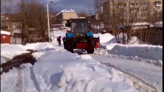 Трактор МТЗ- 82 чистит снег.