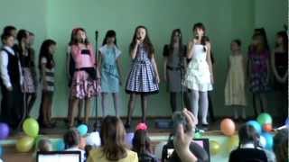 Молодова София и хор школы №5 "Мама-жизнь подарила"