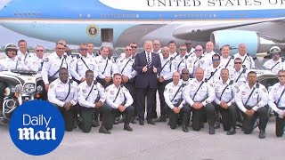 Donald Trump poses with police officers while departing Florida - Daily Mail