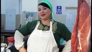 Красавица Назира как все казахи прекрасно разбирается в мясе. Базар в Астрахани рынок Большие Исады