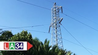 Xà lan kéo đứt dây điện, nhiều hộ dân mất điện | LATV