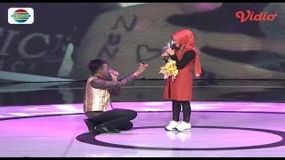 Romantis! Nuril Melamar Kekasih di Atas Panggung D'Academy 4 (D'Academy 4 Top 15 Result Group 2)
