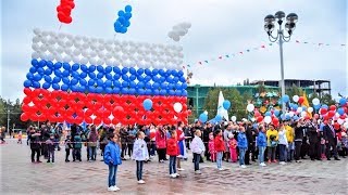 Автопробег, мастер-классы и флешмоб: в Югре отметили День Государственного флага России