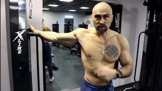 КАК ПРАВИЛЬНО ТЯНУТЬСЯ ВО ВРЕМЯ КАЧА показывает Папа Смит