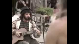 Pablo Alborán canta en la calle disfrazado