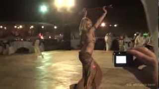 Зажигательный танец живота, полуобнаженная блондинка. Belly dance