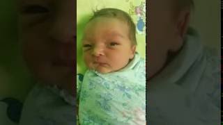 Малыш Руся: младенец чихает и возмущается - Смотреть всем!