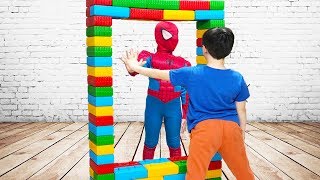 알리와 그의 여동생은 색깔 벽돌로 노는 척, 아이들은 매직 미러를 구축