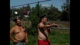 Поющие моряки. Рюмка водки на столе.