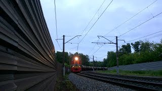 Маневровый тепловоз ТЭМ14-0003 с грузовым поездом