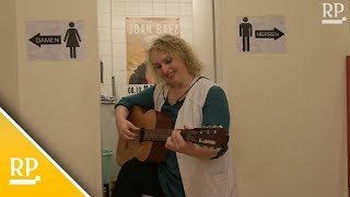 Diese singende Klofrau verzaubert Kaufhaus-Kunden