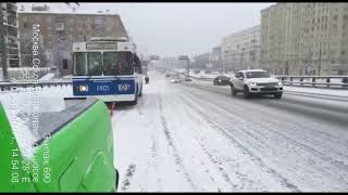 Помогли вытянуть застрявший в снегу троллейбус.