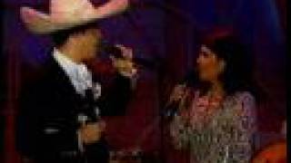 Victoria Ruffo y Pablo Montero cantando