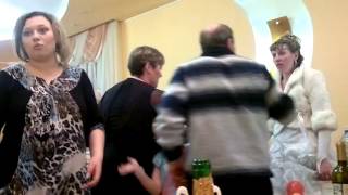 Невесту избили за неприличный жест