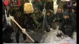 100 ТВ  Девушки в мини юбках спасут Петербург от снега