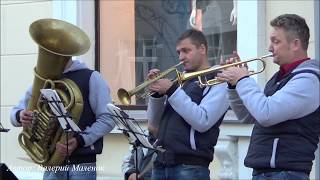 Классно играют Вальс-бостон на улице Бреста!