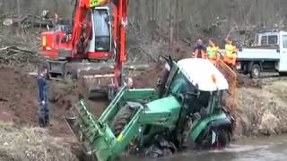 Traktor rutscht in die Leine
