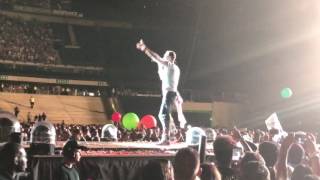 CHRIS MARTIN STOPS SHOW FOR INJURED FAN A SKY FULL OF STARS PLUS RESTART COLDPLAY FRANCE 16/07/17