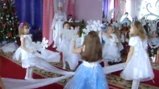Красивый  танец " снежинки" с тканью (дет/сад №94, старшая группа)