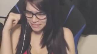 GIRL STREAMER SHOWS BOOBS AND STRIPTEASES ON STREAM!