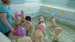 ✈ Бассейн в детском садике. Один день в детском саду. Ваня учится плавать