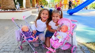Oyuncak bebek bakma oyunu. Parkta bebeklere bakıyoruz