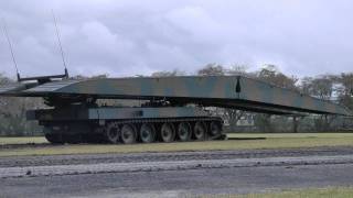 橋桁を回収する91式戦車橋 JGSDF Type 91  AVLB