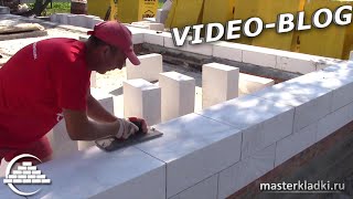 Техника кладки первого ряда газоблока. Дом из газоблока - [videoblog]