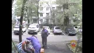 банда скинов напала на кавказца в Москве. Видео МВД РФ