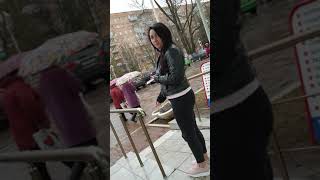 Магазин "Галактика" город Ступино. Девушка курит на входе.