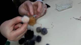 УРОК. как сделать Брошки с мехом и бусинками.