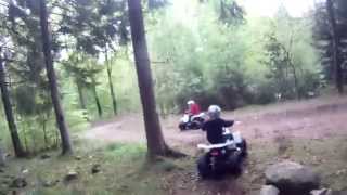 TEN7 ATV 90cc Vit Special Edition, 2st som kör i skogen.