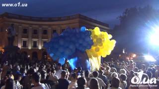 o1.ua - Запуск в небо огромного флага Украины и 600 воздушных шаров / Новости Одессы