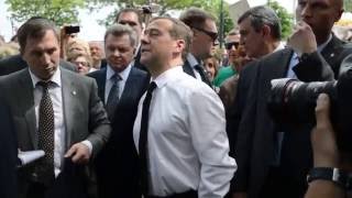 Семён Слепаков и Медведев: денег нет, но вы держитесь!